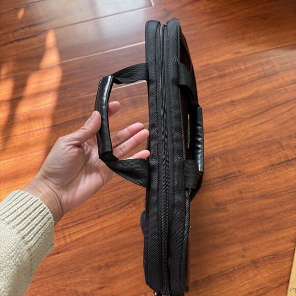 KENNETH COLE REACTION R-Tech 17"‎ Laptop Bag Briefcase Black Handles & Strap - Picture 16 of 16